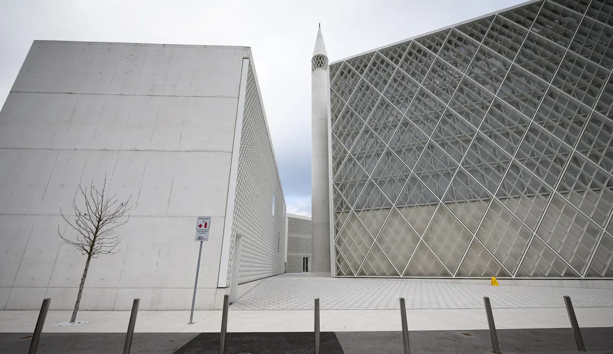 Menara dan bangunan masjid pertama Slovenia di Ljubljana pada Senin (3/2/2020). Sebelumnya, umat Islam di Slovenia melakukan salat dan mengadakan acara keislaman di gedung olahraga atau gedung sewaan. (Photo by Jure Makovec / AFP)