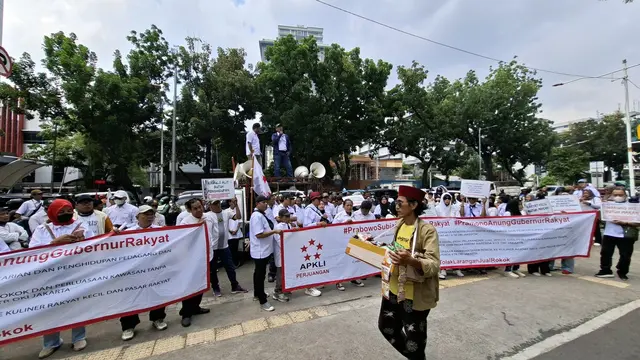 Asosiasi Pedagang Kaki Lima Indonesia (APKLI) mendatangi Gedung DPRD DKI Jakarta di Jalan Kebon Sirih, Jakarta Pusat, Selasa (7/10/2025).
