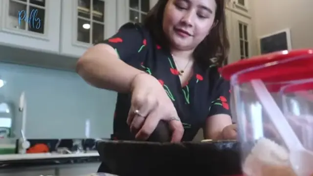 Seleb Wanita Saat Ngulek Sambal