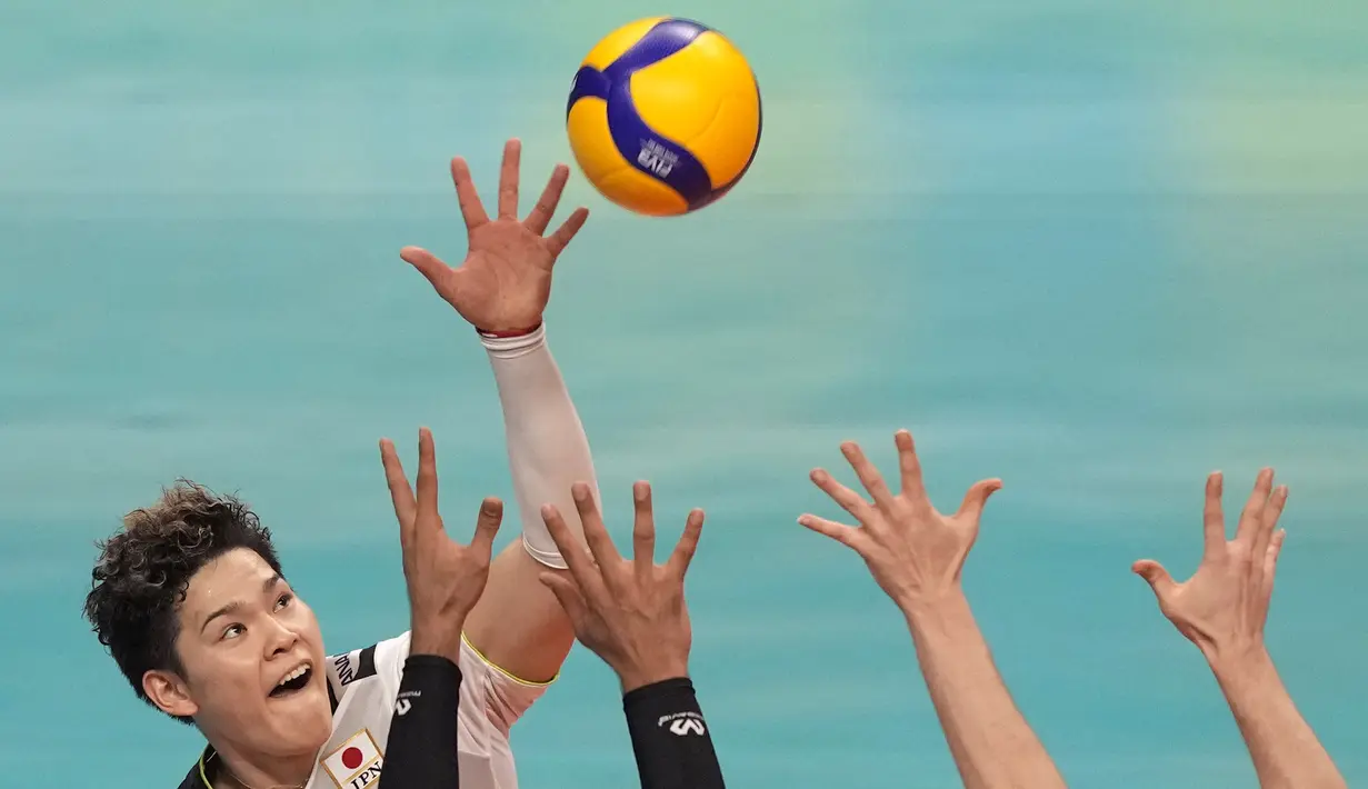 Pevoli Jepang, Nishida, melihat bola saat melawan Iran pada laga Volleyball Nations League 2022 di Brasil, Minggu (12/6/2022). (AP/Eraldo Peres)