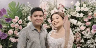 Komika Oza Rangkuti baru saja melamar kekasihnya, Aisha L Rachmansyah. [Foto: Instagram/ Oza Rangkuti]