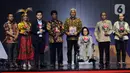 Chief Content Officer (COO) Kapanlagi Youniverse Wens Manggut (kiri) bersama perwakilan Kementerian Koordinator Bidang Pembangunan Manusia dan Kebudayaan (keempat kanan) foto bersama para peraih penghargaan Sosok Inspiratif untuk Indonesia pada acara Merdeka Awards 2023 di SCTV Tower, Jakarta, Rabu (30/8/2023). (merdeka.com/Imam Buhori)