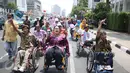 Sejumlah penyandang disabilitas mengikuti Karnaval Budaya Disabilitas di kawasan Bundaran HI, Jakarta, Selasa (18/08/2015). Karnaval bertujuan untuk mendorong pembahasan dan pengesahan RUU penyandang disabilitas. (Liputan6.com/Gempur M Surya)  