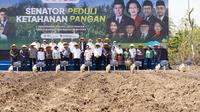 Kementerian Pertanian (Kementan) dan Dewan Perwakilan Daerah (DPD) RI melakukan penanaman jagung serentak di 4 provinsi, yaitu Provinsi Nusa Tenggara Timur, Provinsi Bengkulu, Provinsi Sulawesi Selatan, dan Provinsi Papua Tengah (Istimewa)