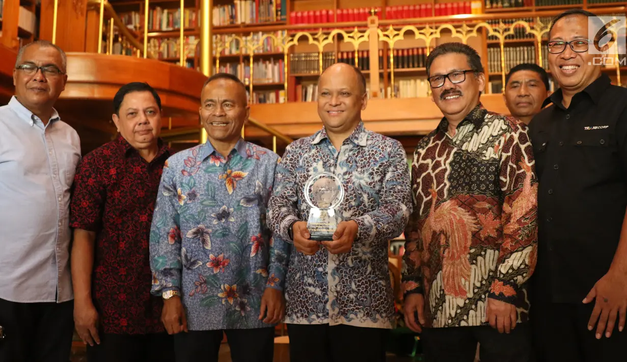 Putra almarhum Presiden ke-3 RI BJ Habibie Ilham Akbar Habibie (tengah) foto bersama dengan sejumlah pengurus PWI seusai penyerahan anugerah Bapak Kemerdekaan Pers Indonesia kepada almarhum BJ Habibie di Jakarta, Senin (16/9/2019). (Liputan6.com/Angga Yuniar)