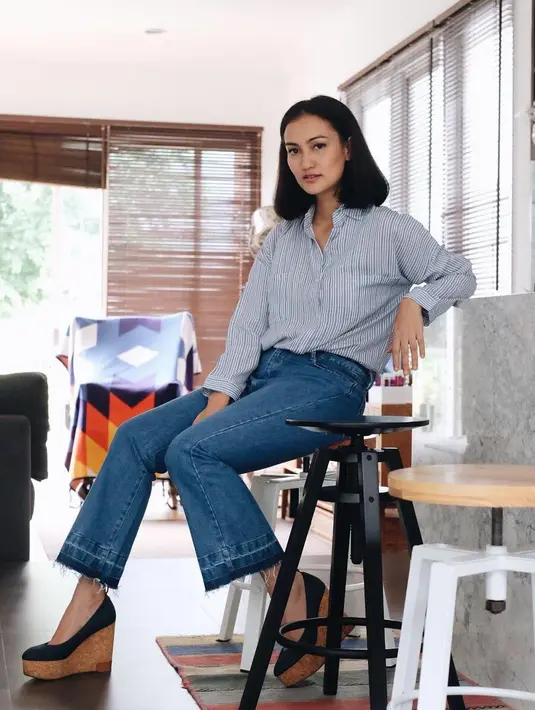 "Malam-malam yang punya rumah enggak tidur hanya untuk manasin api di bawah rumahnya supaya hangat. Experience kayak gitu yang aku cari," jelas Atiqah Hasiholan. (instagram/atiqahhasiholan)