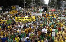 Ribuan orang turun ke jalan minta Presiden Brasil Rousseff mundur