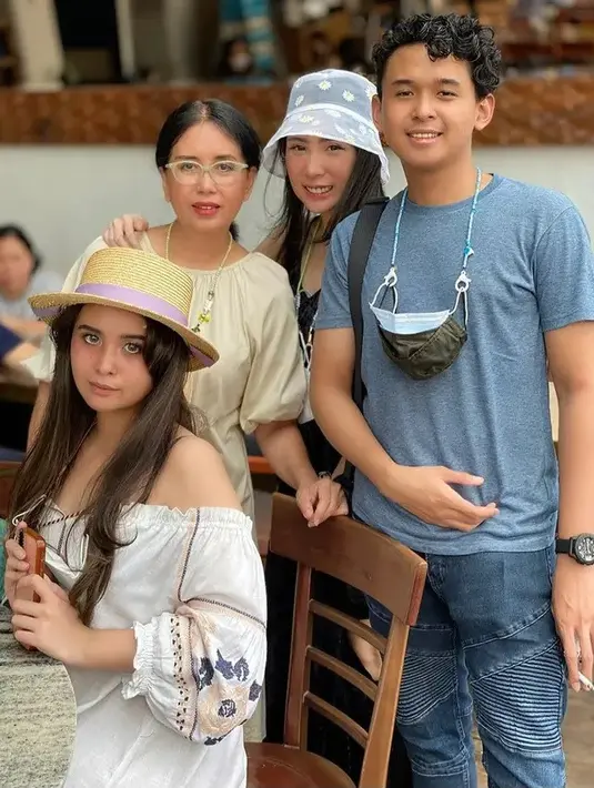 <p>Ayushita bersyukur punya kakak dan adik yang satu frekuensi. Wajar jika ketiganya terlihat begitu serasi dan akrab. [Foto: Instagram/wiranatanegara]</p>