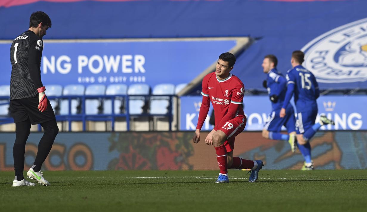 Blunder fatal yang dilakukan dikarenakan tidak ada komunikasi yang baik antara Ozan Kabak dan Allison Becker membuat James Vardy dengan mudah menjebol gawang Liverpool. (Foto: AP/Pool/Michael Regan)