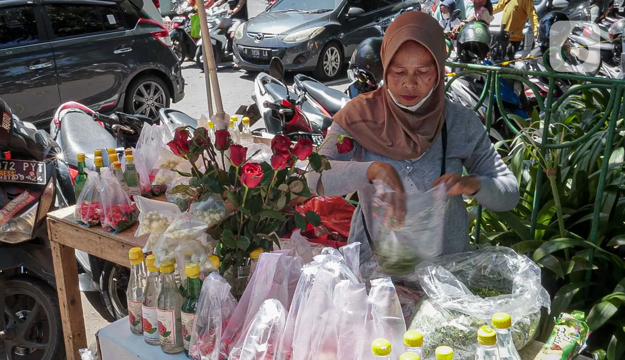 Penjual menata bunga tabur di TPU Karet Tengsin, Jakarta, Minggu (27/3/2022). Sebagian warga memanfaatkan waktu jelang Ramadan menjadi penjual bunga tabur musiman untuk memenuhi kebutuhan ziarah ke makam yang dijual Rp 5.000 - Rp 20.000 per kantong plastik. (Liputan6.com/Faizal Fanani)