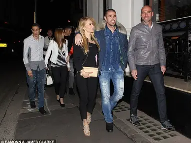 Angel Di Maria bersama istri, serta Victor Valdes dan tambatan hatinya melangkah memasuki Restoran San Carlo (EA Monn)