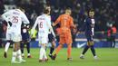 Reaksi kecewa pemain Paris Saint-Germain, Kylian Mbappe (kanan) setelah kalah 0-1 dari Lyon pada laga pekan ke-29 Liga Prancis 2022/2023 di Parc de Pricess, Paris, Senin (3/4/2023) WIB. (AP Photo/Aurelien Morissard)