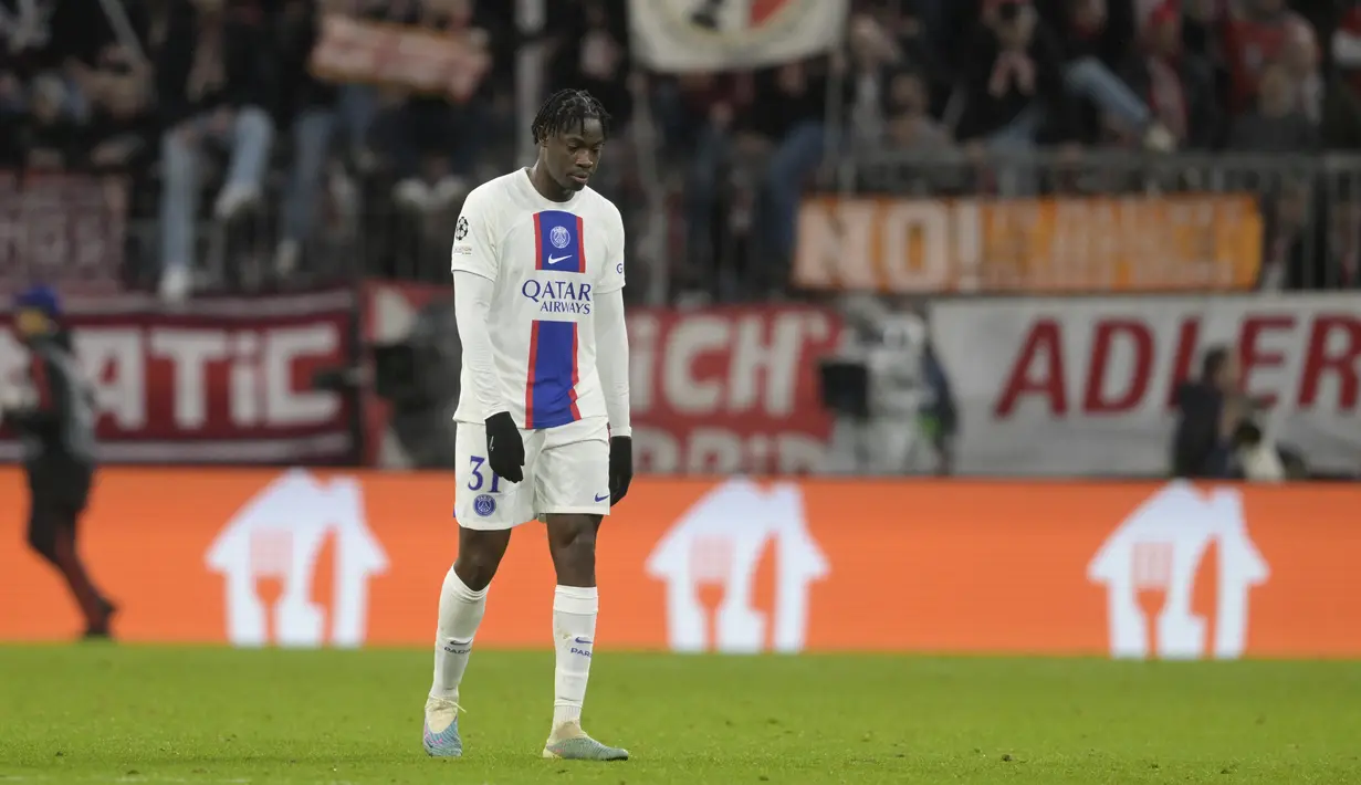 <p>Pemain PSG, Bitshiabu meninggalkan lapangan sai bertanding melawan Bayern Munchen pada leg kedua babak 16 besar Liga Champions di Allianz Arena di Munich, Jerman, Kamis (9/3/2023). PSG gagal lolos ke perempatfinal setelah kalah dari Bayern 2-0 dengan agregat 3-0. (AP Photo/Andreas Schaad)</p>