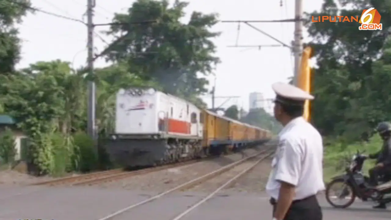 penjaga-lintasan-kereta-131212-b.jpg