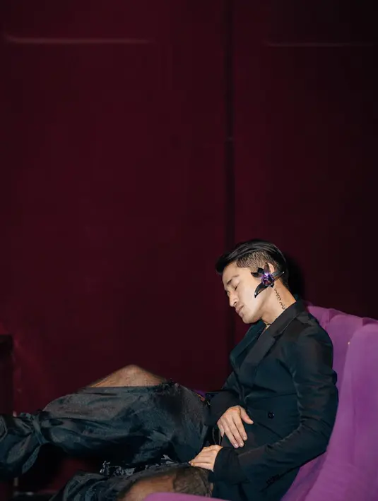 <p>untuk menambah statement pada penampilannya, tampilan ear cuff semakin jadikan penampilannya penuh aksi. [Instagram/ Bojvoyej]</p>