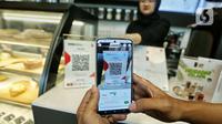 Warga melakukan transaksi pembayaran dengan QRIS Gopay Tabungan by Jago saat berbelanja di Jakarta, Rabu (7/2/2024). (Liputan6.com/Angga Yuniar)