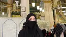 Pada beberapa waktu belakangan ini memang cukup banyak selebriti memilih untuk menjalani ibadah umrah. Unggah video saat panjatkan doa, banyak penggemar yang turut mendoakannya agar mendapat jodoh usai empat tahun menjanda. (Liputan6.com/IG/@imelpc)