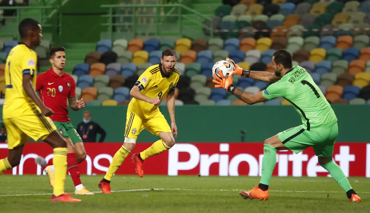Penjaga gawang Portugal Rui Patricio melakukan penyelamatan saat menghadapi Swedia pada pertandingan UEFA Nations League di Stadion Jose Alvalade, Lisbon, Portugal, Rabu (14/10/2020). Portugal menang 3-0. (AP Photo/Armando Franca)