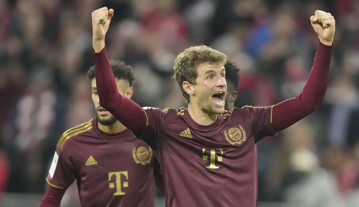 Thomas Mueller. Striker Jerman berusia 33 tahun yang tetap setia membela Bayern Munchen sebagai satu-satunya klub di sepanjang kariernya ini merupakan produk asli Akademi Bayern Munchen yang dipromosikan ke tim senior sejak awal musim 2008/2009. Hingga kini di musim ke-15 membela Bayern Munchen di Bundesliga, ia telah mencetak 139 gol dan 191 assist dari total 423 laga. (AP/Matthias Schrader)