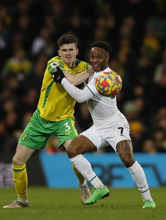 Pemain Norwich City Sam Byram (kiri) berebut bola dengan pemain Manchester City Raheem Sterling (kanan) pada pertandingan sepak bola Liga Inggris di Stadion Carrow Road, Norwich, Inggris, 12 Februari 2022. Manchester City menang 4-0. (Adrian DENNIS/AFP)