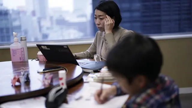 Ibu-ibu di Jepang membawa anaknya yang sementara tidak bersekolah, ke tempat kerja mereka.