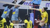 Outside Hitter Gresik Petrokimia Pupuk Indonesia Bohdana Anisova melepaskan smes saat melawan Bandung bjb Tandamata pada laga pembuka PLN Mobile Proliga 2023 di GOR Jalak Harupat, Kabupaten Bandung, Kamis (4/1). (foto: PBVSI)