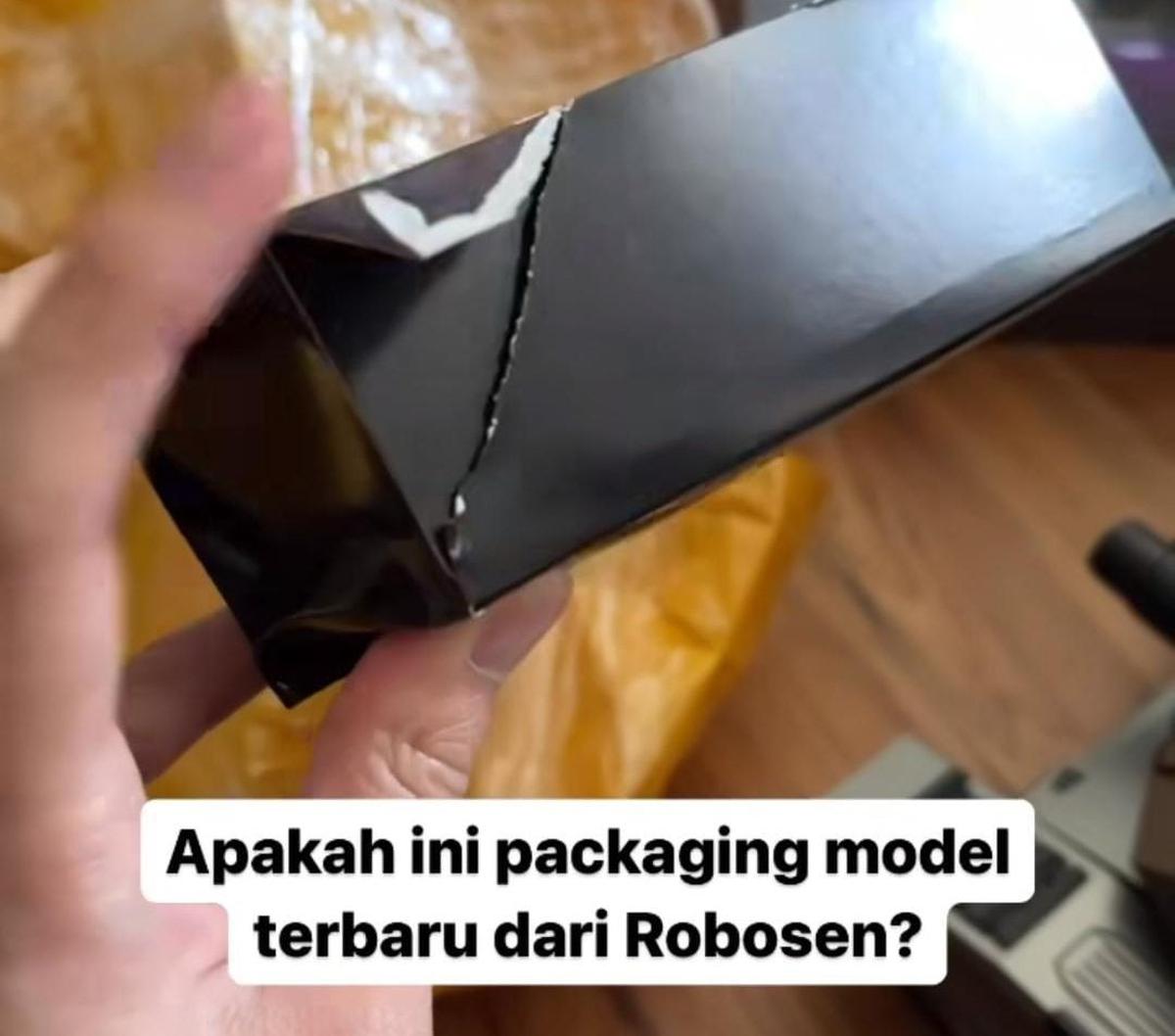 Katanya, Bea Cukai menahan dengan dalih permintaan dokumen bukti bayar hingga invoice pembelian.<br><br>Medy menyebut Bea Cukai menetapkan bukti pembelian sebesar USD1.699 atau Rp27 juta.<br>
