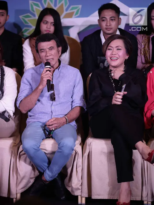 Pedangdut Rhoma Irama memberi keterangan dalam konferensi pers Ramadhan Penuh Berkah di Jakarta, Kamis (26/4). Indosiar kembali menampilkan program spesial bernuansa religi dalam rangka menyambut Ramadhan. (Liputan6.com/Faizal Fanani)
