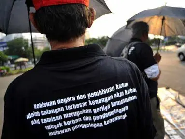 Jaringan Solidaritas Korban untuk Keadilan melakukan aksi Kamisan di depan Istana Merdeka, Jakarta Pusat, Kamis (26/4). Aksi ke-256 itu kembali mendesak pemerintah untuk serius menuntaskan sejumlah pelanggaran HAM masa lalu. (Antara)
