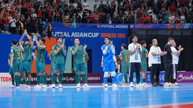 Timnas Futsal Indonesia berdiri di tengah lapangan dan menyanyikan lagu Tanah Airku bersama suporter yang hadir di Indonesia Arena, Jakarta, setelah kemenangan 3-2 atas Vietnam di perempat final Piala Asia Futsal 2026, Selasa (3/2/2026). (Bola.com/Bagaskara Lazuardi)