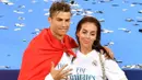 Cristiano Ronaldo bersama kekasihnya, Georgina Rodriguez, berpose usai menjuarai Liga Champions bersama Real Madrid di Stadion Olympic, Kiev (19/5/2019). (AFP/Sergei Supinsky)