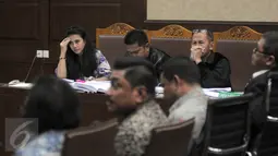 Terdakwa kasus suap pembangunan jalan Kementerian PUPR di Ambon, Damayanti Wisnu Putranti (kiri) menjalani sidang lanjutan di Pengadilan Tipikor, Jakarta, Rabu (20/7). Sidang itu beragenda mendengarkan keterangan saksi. (Liputan6.com/Helmi Afandi)