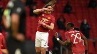 Striker Manchester United, Edinson Cavani (tengah) melakukan selebrasi usai mencetak gol pertama timnya ke gawang Granada dalam laga leg kedua perempatfinal Liga Europa 2020/2021 di Old Trafford Stadium, Manchester, Kamis (15/4/2021). Manchester United menang 2-0 atas Granada. (AFP/Oli Scarff)