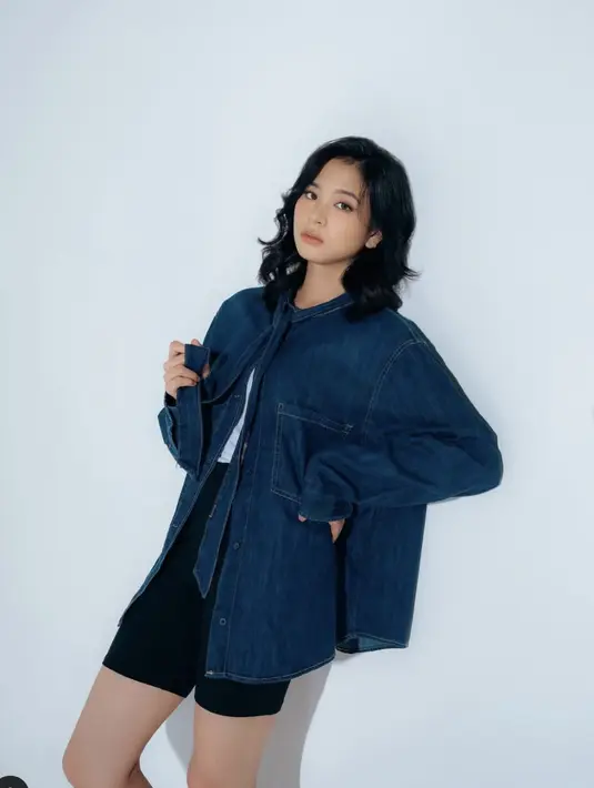 Paduan oversized denim juga berhasil hadirkan kesan gaya yang tak lekang oleh waktu. [Foto: Instagram/ Zee Asadel]