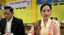 Di momen lainnya, Annisa Pohan berganti pakaian dengan kebaya bernuansa pastel yang tak kalah menarik. [Foto: Instagram/annisayudhoyono]