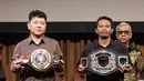 Head of Sports Business Emtek Group sekaligus CEO Nex, Hendy Lim (kiri) bersama Ketua Interdisciplinary Combat Council (ICC), Suwardi (kanan) menunjukan sabuk juara di sela-sela konferensi pers terkait Nex Road To Champion di SCTV Tower, Selasa (7/4/2026).