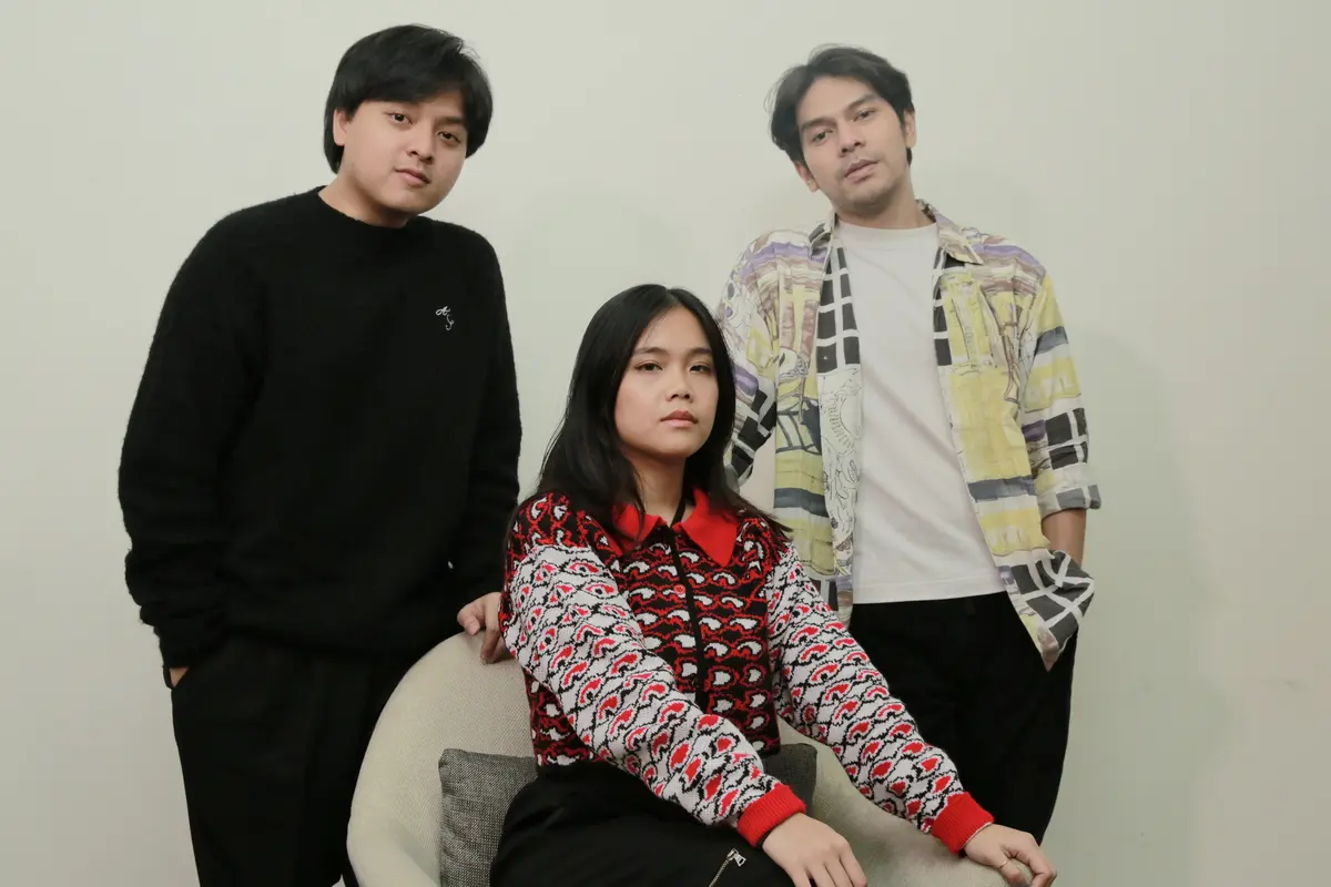 Grup band KIM beranggotakan Arsy Widianto, Rachel Amanda, dan Gusty Pratama. (Foto: Adrian Putra/Fimela)