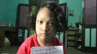 Vea gadis disabilitas berusia 11 tahun asal Blora itu kini hanya bisa berharap, Gubernur Jawa Tengah Ganjar Pranowo mau mendengar curahan hatinya melalui pesan singkat yang dibuatnya. (Liputan6.com/ Ahmad Adirin)
