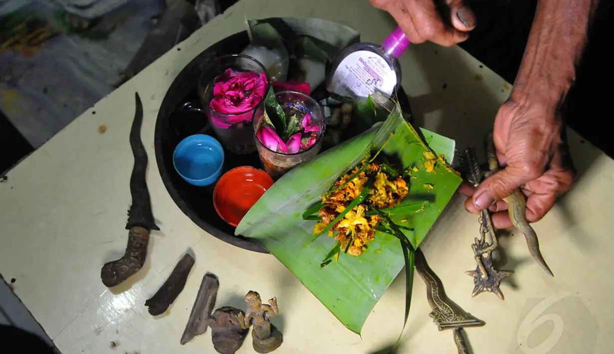 Dalam ritual ini disajikan kembang 7 rupa, bubur merah putih, kopi manis, kopi pahit, minyak wangi, kacang, permen, air putih, dan sesambetan 'Sesajen' serta benda-benda pusaka, Senin (05/05/14). (Liputan6.com/Andrian M Tunay)