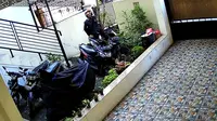 Pencurian sepeda motor di Kebon Jeruk tertangkap kamera pengawas (CCTV). (Istimewa)