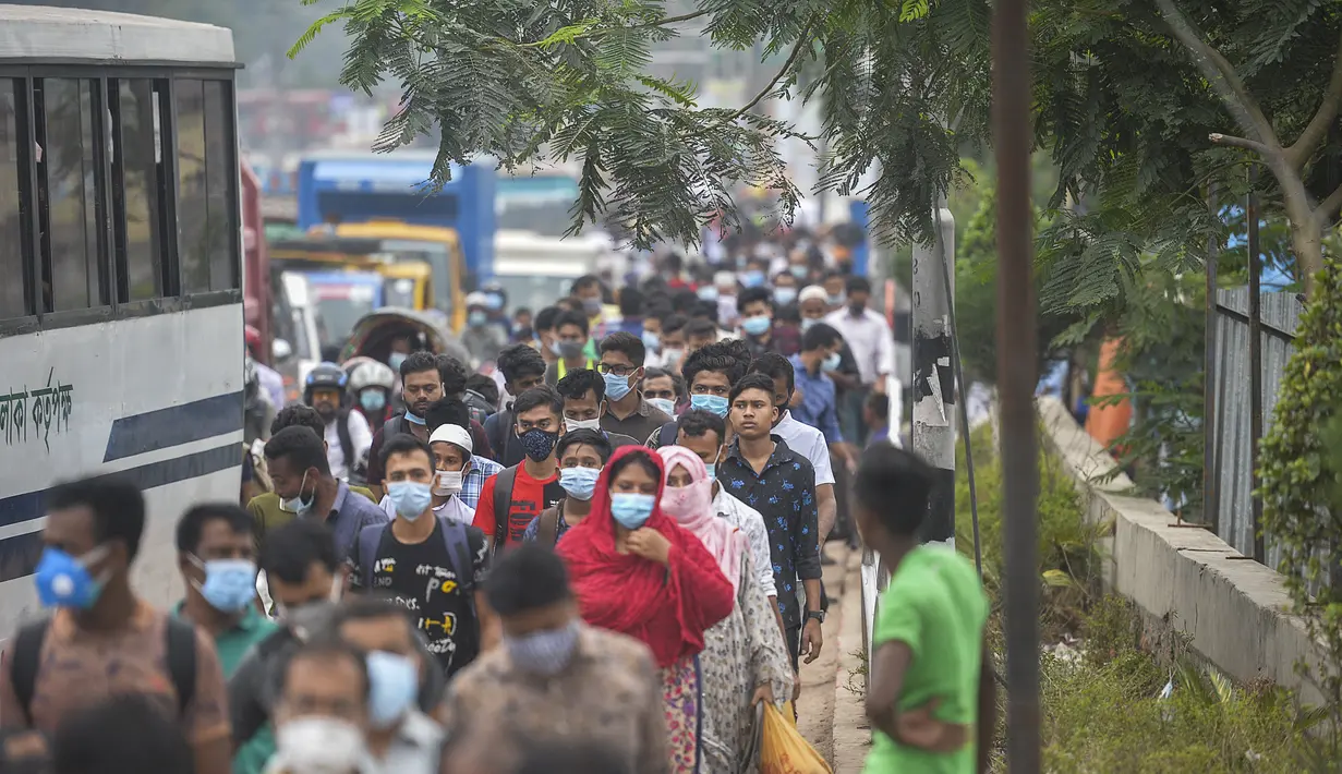 Orang-orang meninggalkan kota menuju kampung halaman mereka menjelang Lebaran di tengah pandemi corona Covid-19, di Dhaka, Selasa (11/5/2021). Para pemudik tampak berdesakan dan menjaga jarak, padahal pemerintah Bangladesh memerintahkan penduduk tidak mudik Idulfitri. (Munir Uz zaman/AFP)
