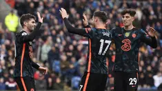 Pemain Chelsea Christian Pulisic (kiri) merayakan setelah mencetak gol ke gawang Burnley pada pertandingan sepak bola Liga Inggris di Turf Moor, Burnley, Inggris, 5 Maret 2022. Chelsea menang 4-0. (Oli SCARFF/AFP)