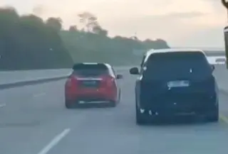 Video viral kejar-kejaran antara aparat kepolisian dan pelaku pembunuhan seorang wanita di Kota Bogor. Proses pengejaran intensif tersebut dilaporkan terjadi di kawasan jalur Cilawu, Kabupaten Garut. (Istimewa)