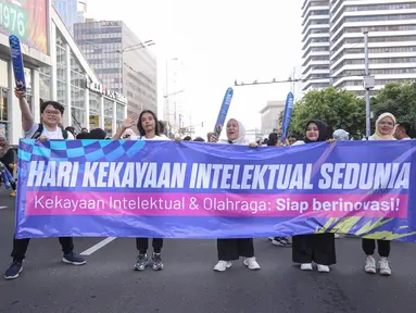 Ratusan masyarakat Jakarta bertumpah ruah di kawasan Sarinah mengikuti fun walk dalam rangka peringatan hari kekayaan intelektual dan olahraga. Kegiatan itu diinisiasi oleh Direktorat Jenderal Kekayaan Intelektual Kementerian Hukum pada Minggu (26/4/2026). (Bola.com/Abdul Aziz)