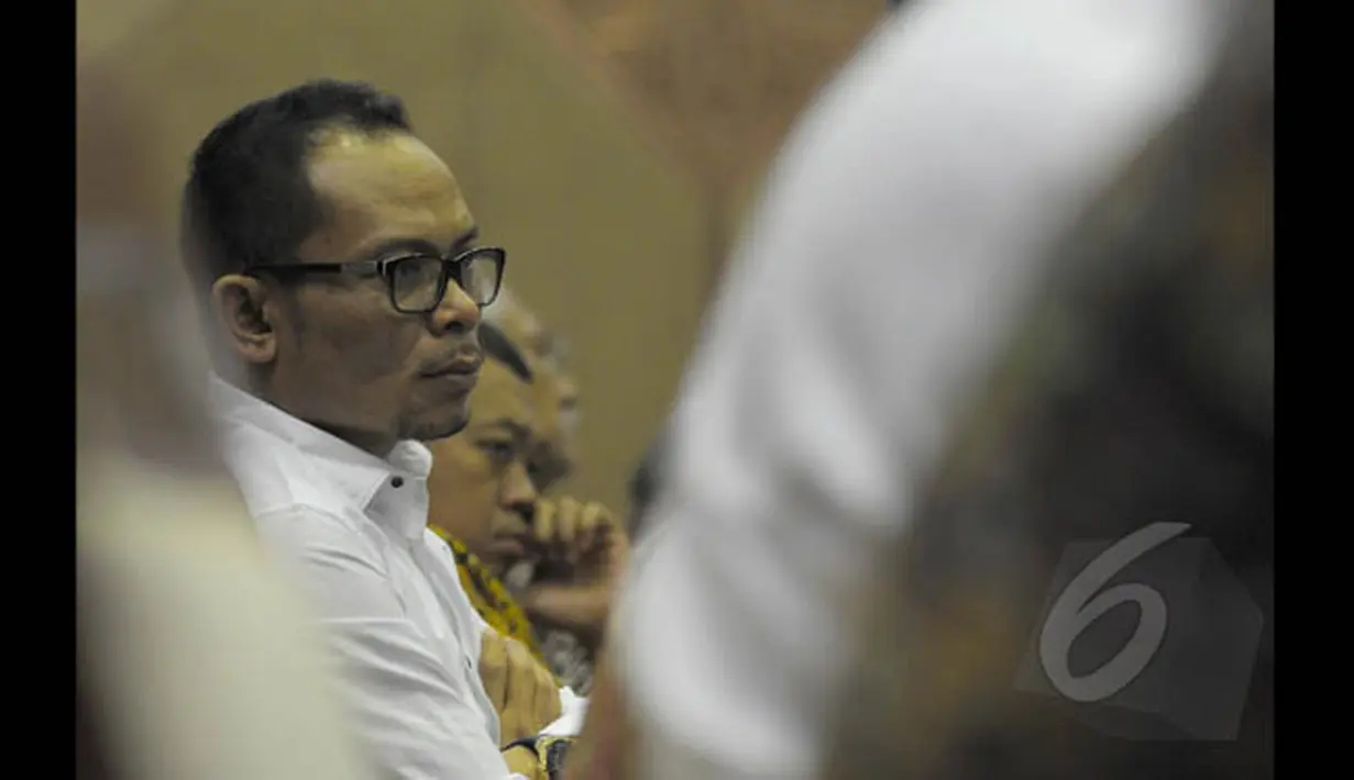 Menteri Ketenagakerjaan M Hanif Dhakiri terlihat menyimak rapat kerja dengan Komisi IX DPR RI dan BNP2TKI di ruang rapat Komisi IX di DPR RI, Senayan, Jakarta, Kamis (22/1/2015). (Liputan6.com/Andrian M Tunay)