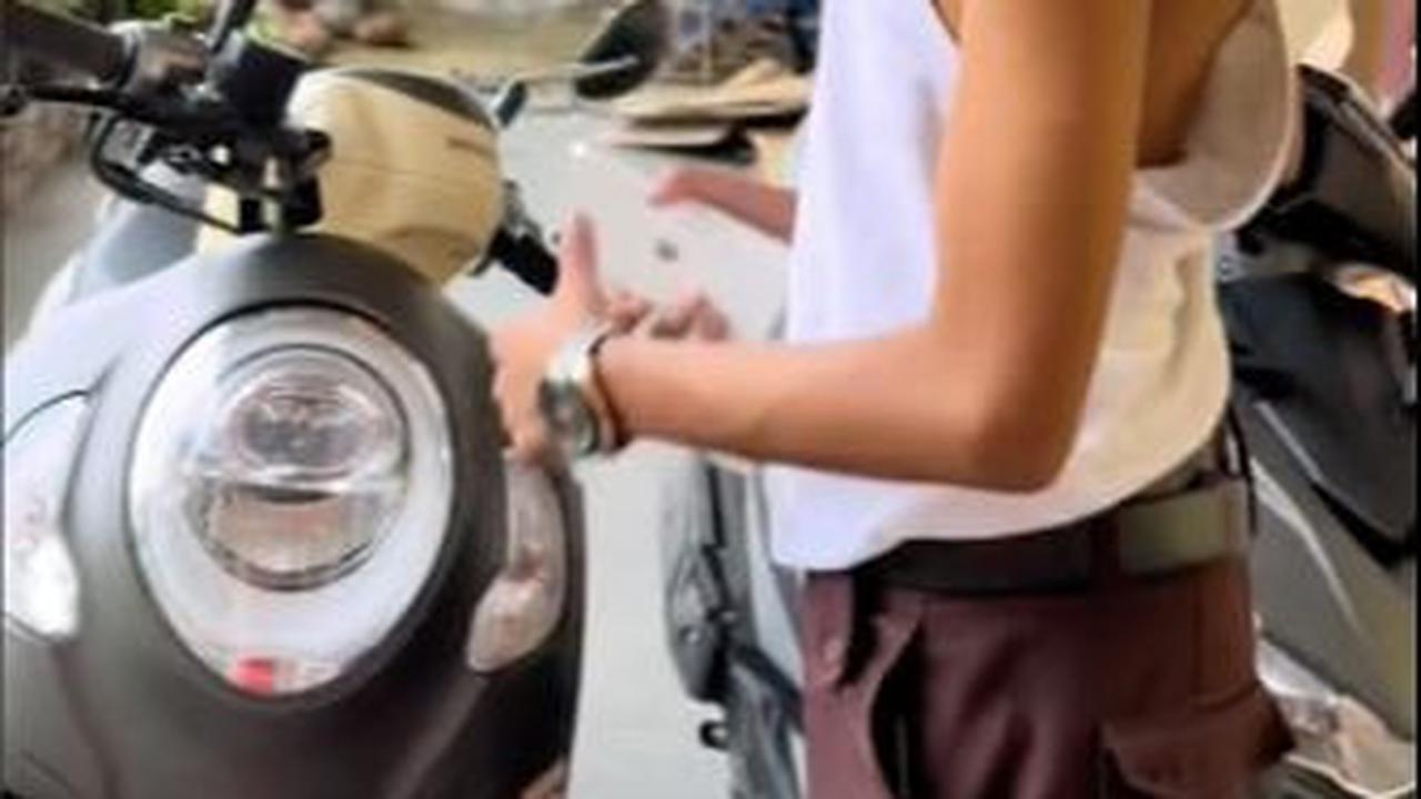 Tak berhenti sampai di situ, ternyata Sucika juga membelikannya sebuah motor.