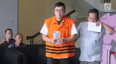 Pemegang saham mayoritas PT Bintuni Energy Persada David Manibui usai menjalani pemeriksaan di Gedung KPK, Jakarta, Selasa (24/9/2019). Dia diperiksa sebagai tersangka dugaan suap pengadaan pekerjaan peningkatan jalan di Kabupaten Jayapura pada APBD-P Pemprov Papua TA 2015. (merdeka.com/Dwi Narwoko)