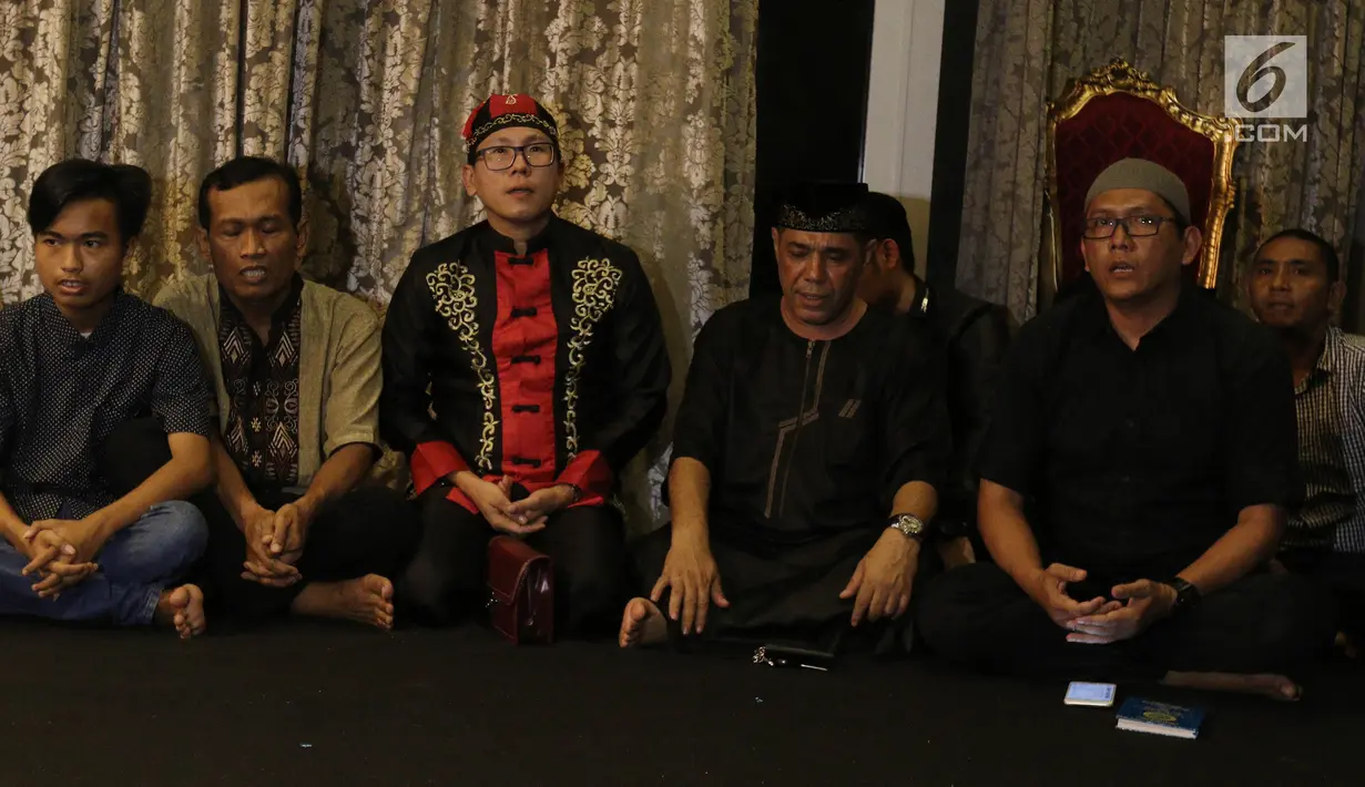Ustad Koko Liem tampak hadir di tahlilan hari pertama mendiang Julia Perez di Perumahan Rafles Hills Cibubur, Jakarta, Sabtu (10/6). Lantunan ayat suci Al Quran dibacakan untuk mendiang Jupe. (Liputan6.com/Herman Zakharia)