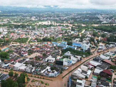 Foto udara yang diambil pada tanggal 12 September 2024 ini menunjukkan banjir mengepung rumah-rumah di kota Chiang Rai, Thailand utara. (Lillian SUWANRUMPHA/AFP)