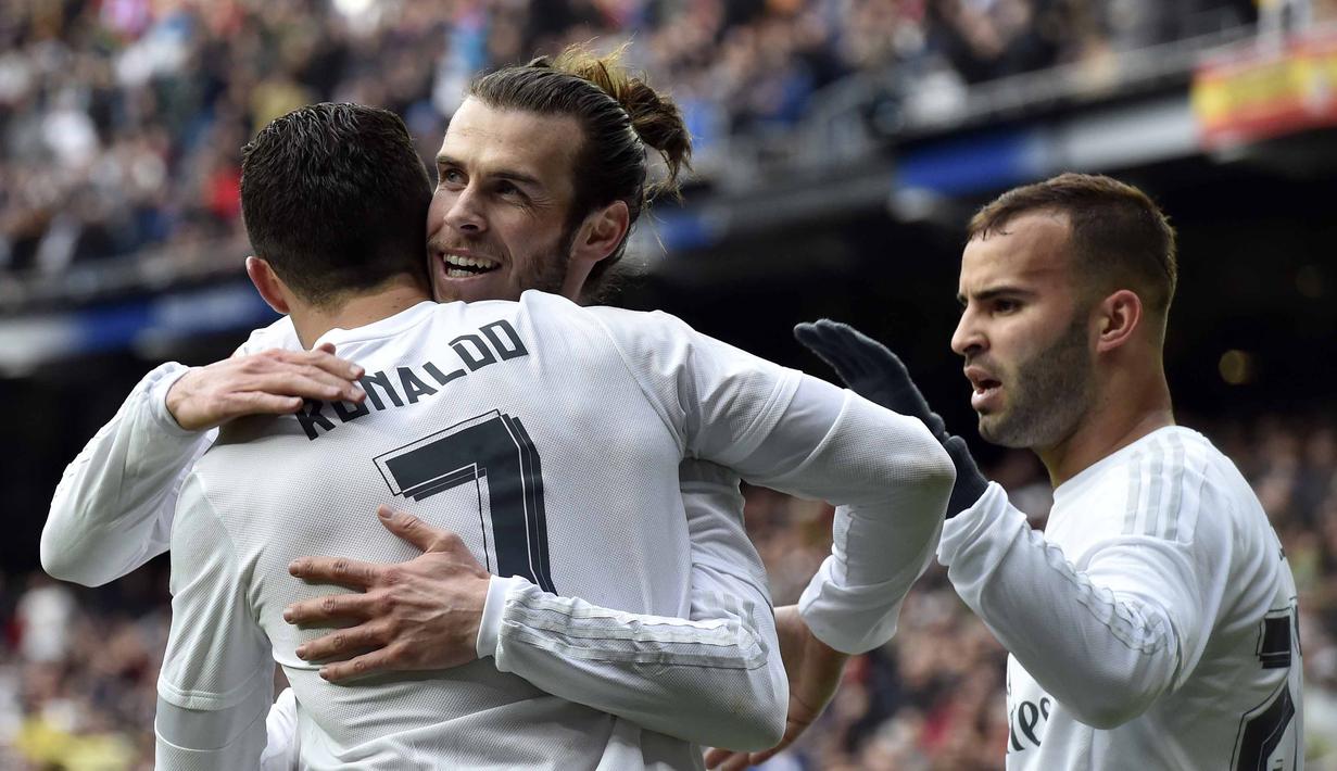 Pemain Real Madrid, Gareth Bale (tengah) merayakan kemenangan atas Celta de Vigo bersama Cristiano Ronaldo dan Jese Rodriguez pada lanjutan La Liga Spanyol di Stadion Santiago Bernabeu , Madrid, Sabtu (5/3/2016).  (AFP/Gerard Julien)